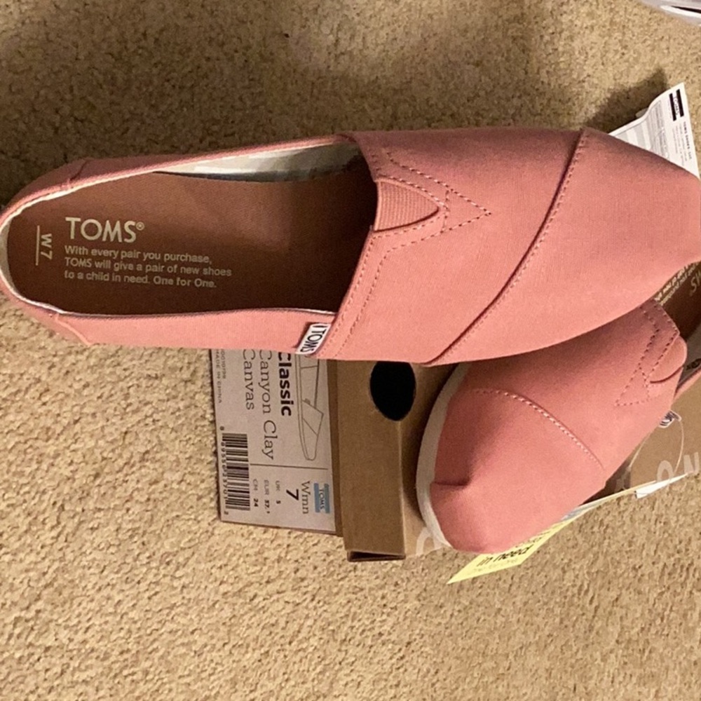 TOMS comfortable canvas shoe NWT